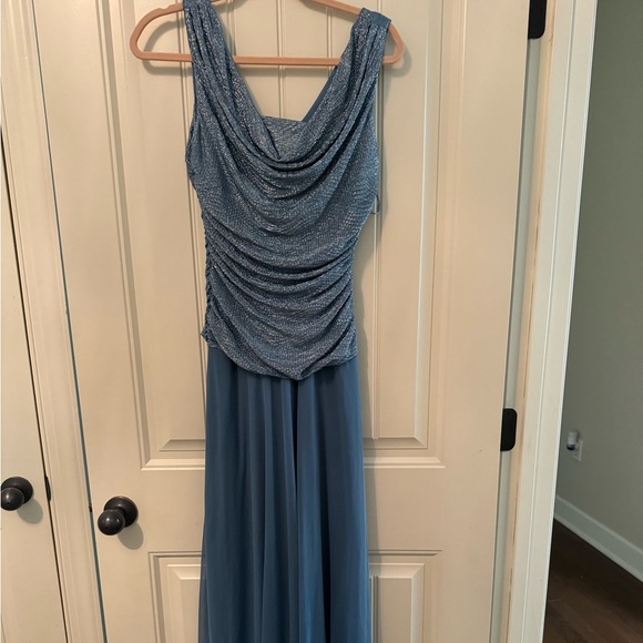 R & M Richard’s ruched sleeveless evening gown. Size 8 - Picture 1 of 9